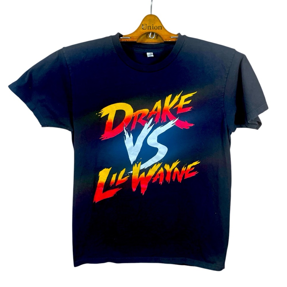 Drake VS Lil Wayne Men’s/ Unisex Graphic Short Sleeve T-Shirt Size UNREADABLE